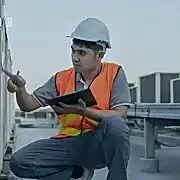 Técnico realizando tareas de mantenimiento preventivo en instalaciones