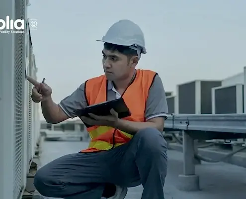 Técnico realizando tareas de mantenimiento preventivo en instalaciones