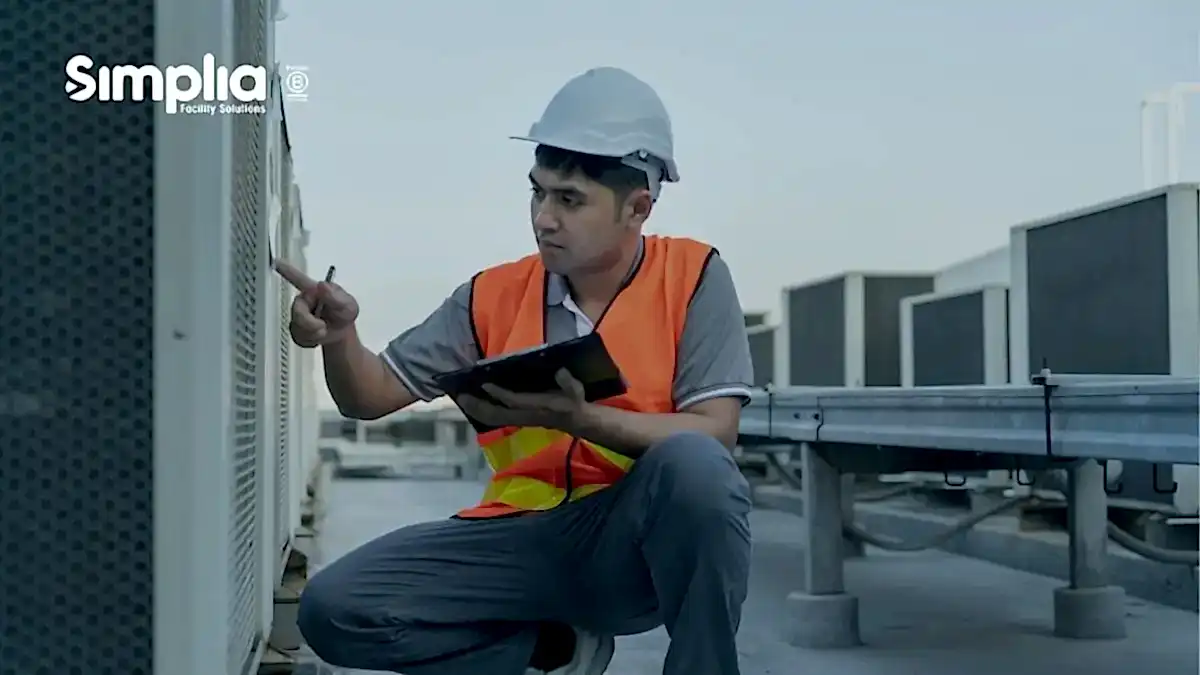 Técnico realizando tareas de mantenimiento preventivo en instalaciones