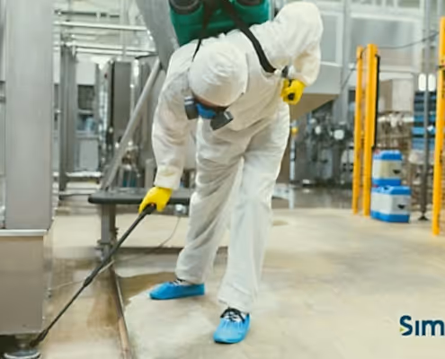 Operario con equipo de seguridad durante una intervención de limpieza industrial en una planta.